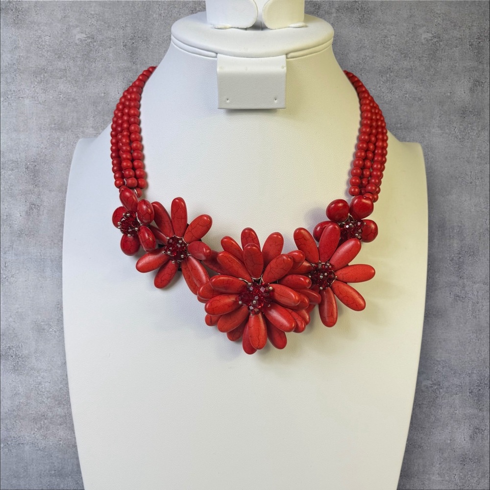 282. Red Dyed Howlite Flower Necklace‎ with Faceted Glass Beads